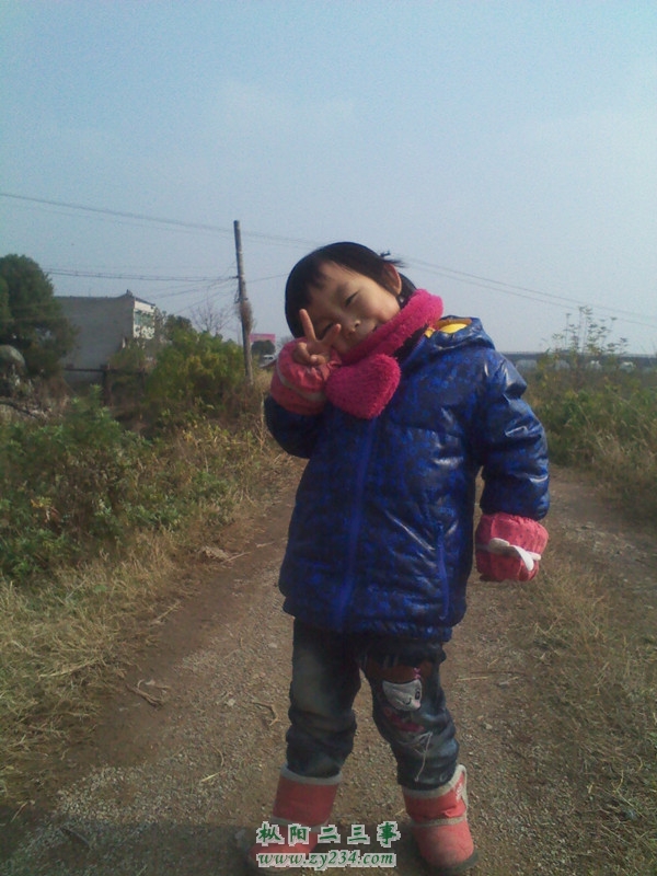 走在宽宽的村路上