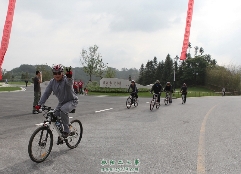 在景区公路上