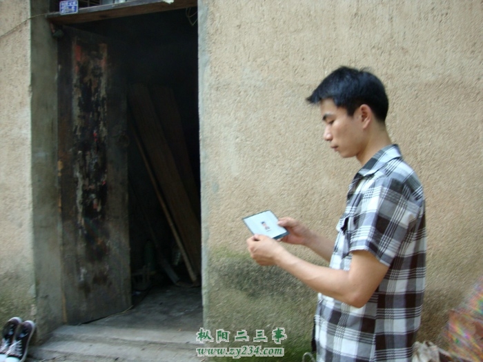 李飞怀念父亲.JPG