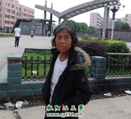 老人在等待她的亲人寻来