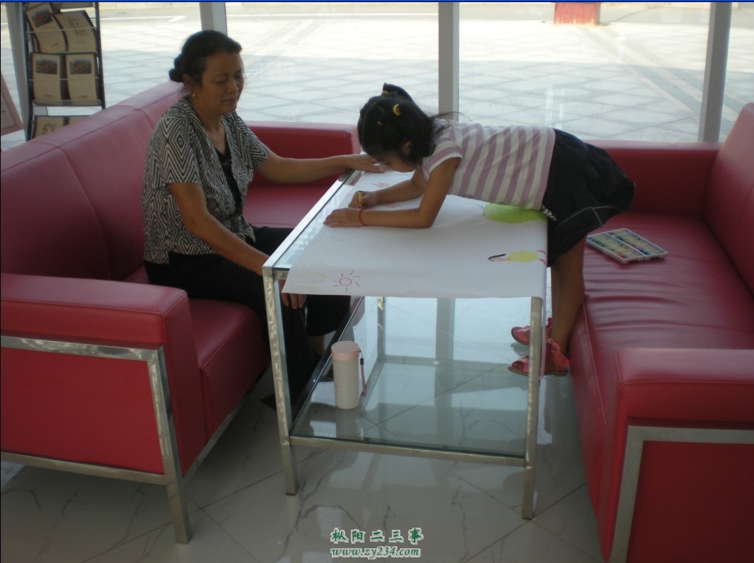 孩子正在专心画画