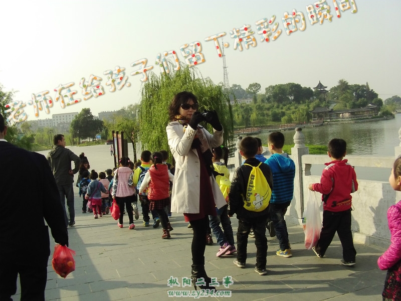 老师给孩子们留下精彩的瞬间.jpg