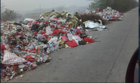 周潭的垃圾就堆在公路边，已经占据半边道路