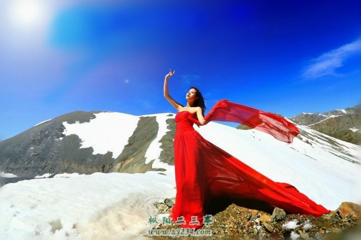 雪山红衣女.jpg