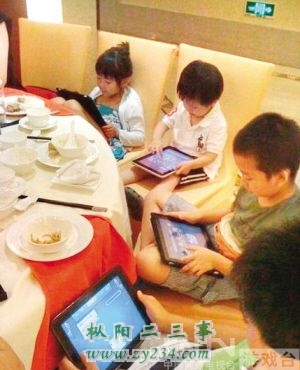 小孩子玩电子产品1.jpg